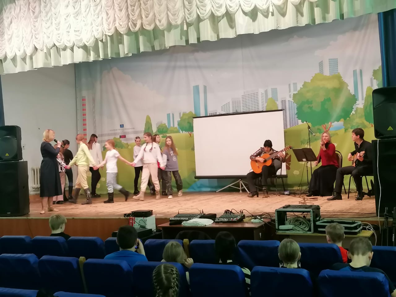 Творческий коллектив «Экспромт» выступил для детей из Белгородской области Творческий коллектив «Экспромт» выступил для детей из Белгородской области